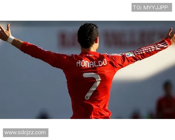 当足球明星出场的时候球场瞬间变成了激情四溢的盛宴与梦想的舞台