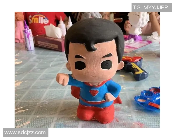 用足球明星形象装饰石膏娃娃打造独特艺术品的创意分享